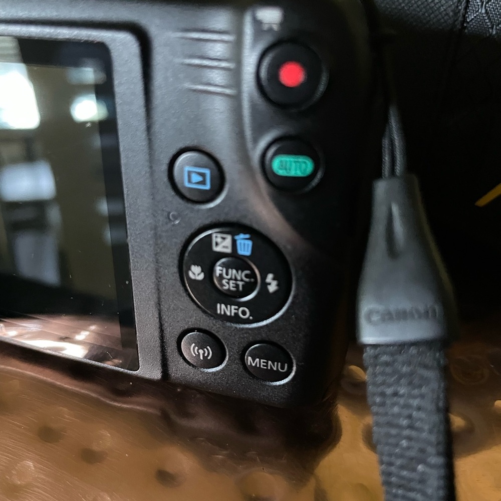 Canon Digital Camera 🎥 - Picture 7 of 14